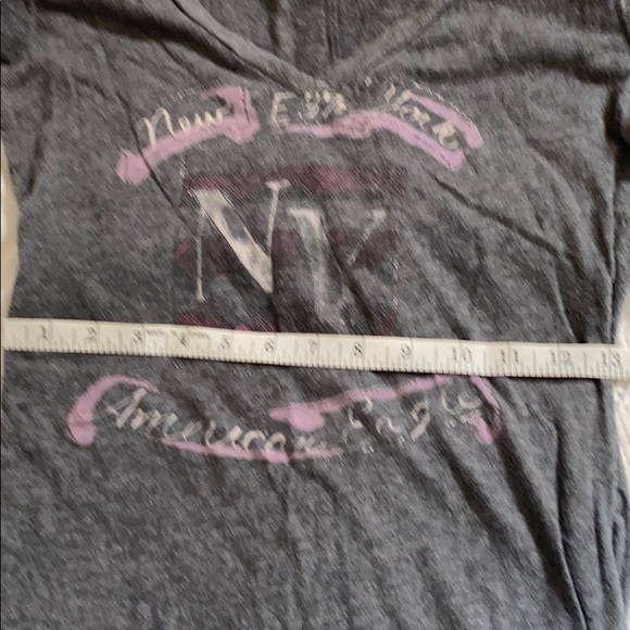 American Eagle gray v-neck NY cap sleeve t-shirt - Picture 5 of 6